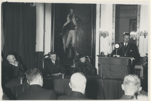 F012888 Burgemeester H. Oldenhof tijdens een toespraak in het gemeentehuis aan de Oudestraat, v.l.n.r. raadslid Gerrit ...