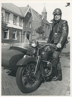 F012889 Henk Bastiaan met de motorzijspan op de Noorweg bij de Noorderkerk op de hoek bij de Begijnestraat.