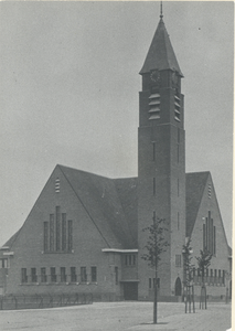 F012891 De Westerkerk (gereformeerd) aan de Wilhelminalaan in Brunnepe. De kerk in gebouwd in 1930, in 1931 werd er een ...