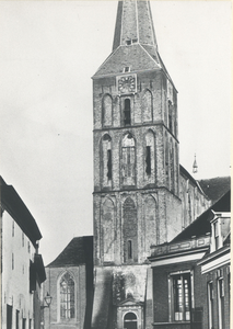 F012892 De Munststeeg en de toren van de Bovenkerk, rechts de Muntschool. De steunberen aan weerszijde bij de ingang ...
