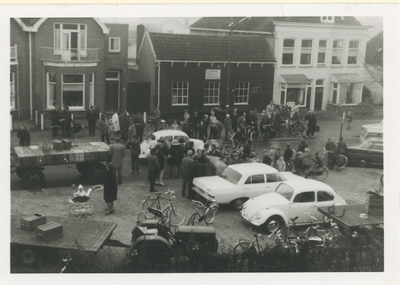 F012896 Demonstratie van tuinders uit de Koekoek voor het gemeentehuis aan de Burg. v. Engelenweg in IJsselmuiden tegen ...