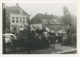 F012897 Demonstratie van tuinders uit de Koekoek voor het gemeentehuis aan de Burg. v. Engelenweg in IJsselmuiden tegen ...