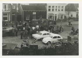 F012898 Demonstratie van tuinders uit de Koekoek voor het gemeentehuis aan de Burg. v. Engelenweg in IJsselmuiden tegen ...