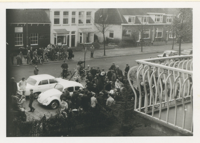F012899 Demonstratie van tuinders uit de Koekoek voor het gemeentehuis aan de Burg. v. Engelenweg in IJsselmuiden tegen ...