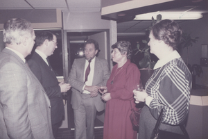 F012901 Opening van de wandkledententoonstelling in het gemeentehuis van IJsselmuiden aan de Oosterholtseweg.