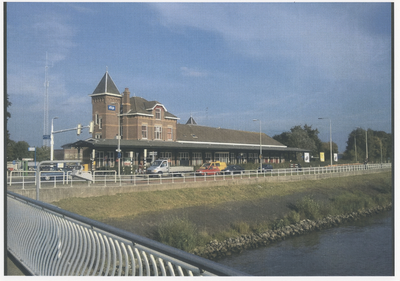 F012908 NS Station, gelegen tussen het Stationsplein en de Zwolseweg, hier gezien vanaf de IJsselbrug.