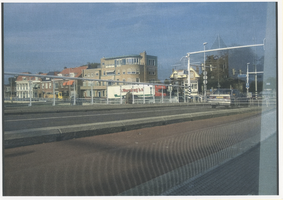 F012909 De Spoorkade, hier gezien vanaf de IJsselbrug. Het NS Station wordt weerkaatst in het glas op de brug.