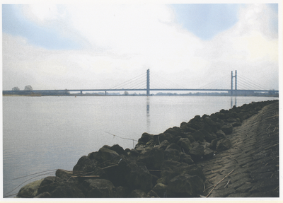 F012911 De Molenbrug, een brug van het type tuibrug over de rivier de IJssel. De brug is in 1983 geopend door koningin ...