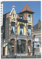F012913 Winkel-woonhuis in art nouveau-stijl op de hoek Oudestraat nr. 148 / Gasthuisstraat, het pand is ontworpen door ...