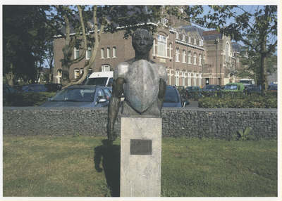 F012916 Monument dr. Kolff op de hoek Engelenbergplantsoen/H. van Viandenstraat, een eerbetoon aan dr. Kolff, ereburger ...
