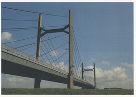 F012917 De Molenbrug, een brug van het type tuibrug over de rivier de IJssel. De brug is in 1983 geopend door koningin ...