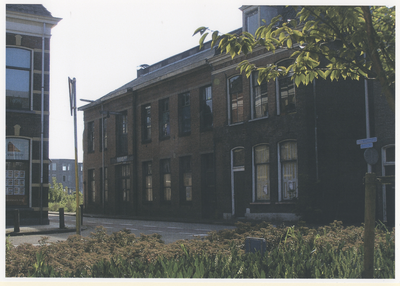 F012918 Het zwaar vervallen gebouw (midden) van de Glas- en Verfhandel van M.N. Hogeboom, opgericht in 1959 aan de ...