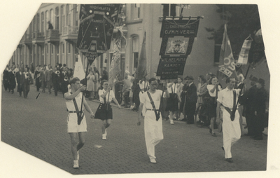 F012932 Optocht op de La Sablonierekade ter gelegenheid van het Koninginnefeest 1949. Voorop de vaandeldraagers, ...