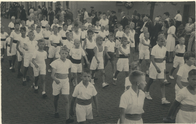 F012934 Optocht van de jongens gymnastiekvereniging op de La Sablonierekade ter gelegenheid van het Koninginnefeest 1949.