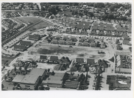 F012936 Overzichtsfoto van de wijk Hagenbroek, de wijk zoals dat hier wordt getoond is omsloten door de straten; aan de ...