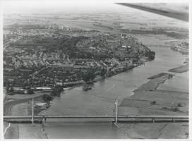 F012937 Overzichtsfoto van Kampen en de omliggende wijken Zuid en Bovenbroek, gelegen tussen de oude binnen stad en de ...