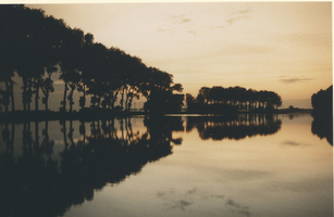 F012938 Het Noorddiep, een aan weerszijden gedempte zijtak van de IJssel op het Kampereiland.