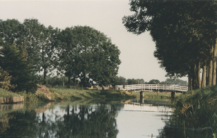 F012939 Het bruggetje voor voetgangers en fietsers over de Trekvaart naar het Meerpad in IJsselmuiden.