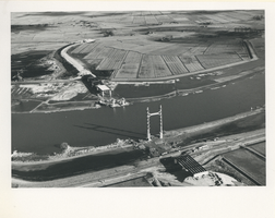 F012941 Overzichtsfoto van de in aanbouw zijnde Molenbrug met de op- en afritten van de Mr. J.L.M. Niersallee. De ...