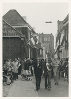 F012943 Prins Claus tijdens een rondwandeling door Kampen ter gelegenheid van de ingebruikneming van de gerestaureerde ...