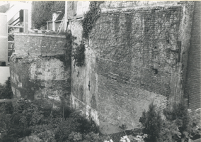 F012953 De Muurtoren en de stadsmuur achter de IJsselkade nr. 61-62, deze toren en muur zijn uitsluitend te zien vanuit ...