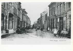 F012956 De Oudestraat rond de periode 1890-1900 gezien naar het Van Heutszplein.