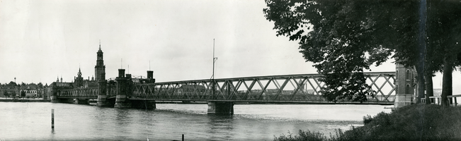 F013173 De vooroorlogse stadsbrug over de IJssel, ontworpen door de architect Lambert Hezenmans (1841-1909) in ...