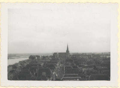 F013460 Uitzicht over Kampen vanaf de toren naar de Bovenkerk ten tijde van de H2O feesten.