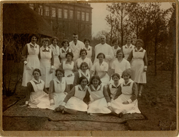 F013463 Twee doktoren van het stadsziekenhuis in Kampen met vier dames in geheel witte uniformen, waarschijnlijk de ...