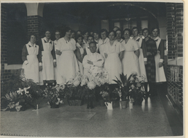 F013465 Het 30-jarig jubileum van zuster Zandijk, hier staat ze rechts van Dr. N.N. (zittend) en temidden van haar ...