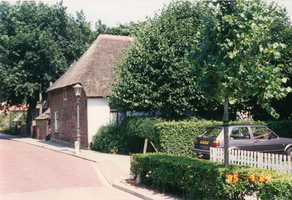 F013469 Voorzijde van het boerderijtje (gemeentelijk monument) aan de Dorpsweg nr. 91 in IJsselmuiden voordat het in ...