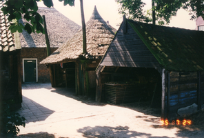 F013474 De hooiberg en schuur op het erf van het boerderijtje aan de Dorpsweg nr. 91 in IJsselmuiden.