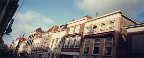 F013503 De woonhuizen boven de winkels in de Oudestraat.