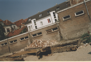 F013512 Puin restanten van de gesloopte bedrijfsruimte aan de achterzijde van drukkerij/uitgeverij Kok in Kampen, het ...