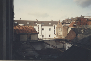 F013515 Temidden van de sloop- en restauratie panden staat het studentenkamer complex van de Koninklijke Nederlandsche ...