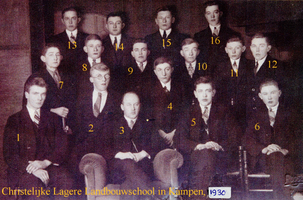 F013537 Examenklas van de Christelijke Lagere Landbouwschool, sinds de eerste klassen in 1930 examen deden werden de ...