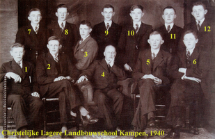 F013546 Christelijke Lagere Landbouwschool in Kampen. In deze klas zaten ook de volgende personen onderaan de lijst die ...