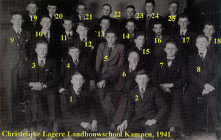 F013547 Christelijke Lagere Landbouwschool in Kampen. In deze klas zaten ook de personen onderaan de lijst (zonder ...