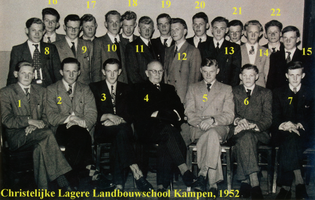F013558 Christelijke Lagere Landbouwschool in Kampen, onderaan de klasselijst staan een aantal personen waarvan de ...