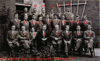 F013563 Christelijke Lagere Landbouwschool in Kampen. In deze klas zat ook Jan Ubbink, hij staat niet op de foto omdat ...
