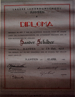 F013569 Diploma uitgereikt aan Sander Schilder die als leerling de Lagere Landbouwschool te Kampen met vrucht heeft gevolgd.