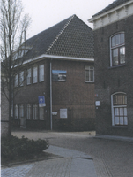 F013578 Het gebouw van het gemeentearchief met banner op de zijmuur in de Molenstraat.
