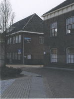 F013579 Links het gebouw van het gemeentearchief met banner op de zijmuur in de Molenstraat.
