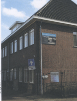 F013580 Het gebouw van het gemeentearchief met banner op de zijmuur in de Molenstraat.