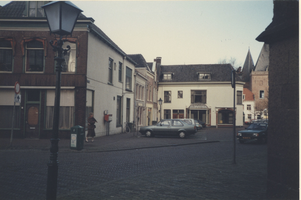 F013599 Woningen en winkels op de hoek Oudestraat en Koornmarkt.