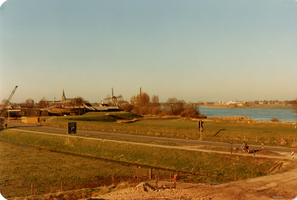 F013607 Overzicht over de dijk en uiterwaarden naar de stad Kampen vanaf het talud van de in aanbouw zijnde tweede brug ...
