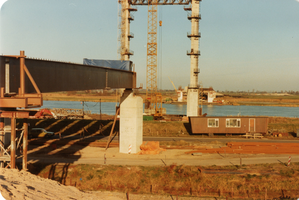 F013608 Pijlers aan weerszijde van de oevers voor de in aanbouw zijnde tweede brug over de IJssel.