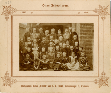 F013616 Groepsfoto met kinderen van de lagere school met meester De Lange.