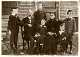 F013618 Familieportret van de fam. De Lange. v.l.n.r. Lubbertus de lange, Johannes de Lange (zittend), Klaas W. de ...