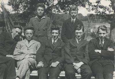 F013620 Groepsfoto van een stel vrienden, achter staand: G.J. Bosscher en Gerrit v.d. Linde, voor v.l.n.r. Klaas de ...
